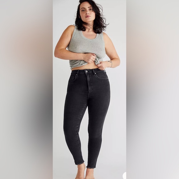 Free People Denim - Free People Raw High-Rise Jeggings in Black. Size 30. Brand New & With Tags!